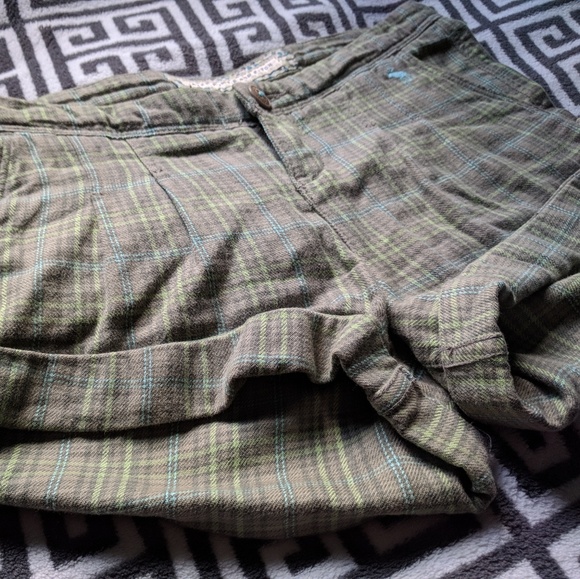 A&F green plaid short shorts 00 - Picture 2 of 6